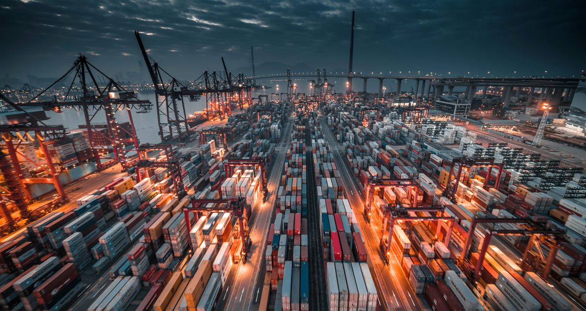 New U.S. port fees on China-linked ships begin in October, raising costs and prompting rerouting concerns.